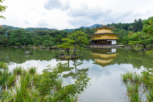Gyllene paviljongen på kinkakuji temple — Stockfoto
