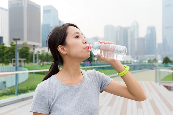 Wanita minum air setelah berlari — Stok Foto