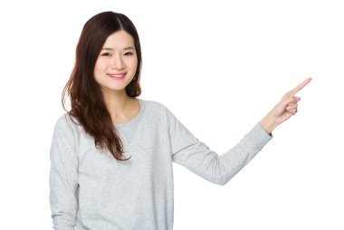 gri süveterli Asyalı genç kadın