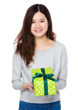 gri süveterli Asyalı genç kadın