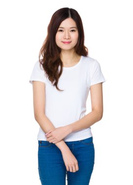 Beyaz t-shirt Asyalı genç kadın