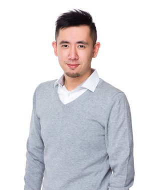 Genç Asyalı işadamı gri süveterli