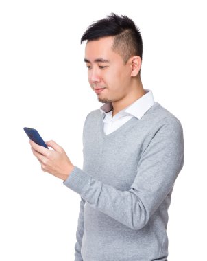 Genç Asyalı işadamı gri süveterli