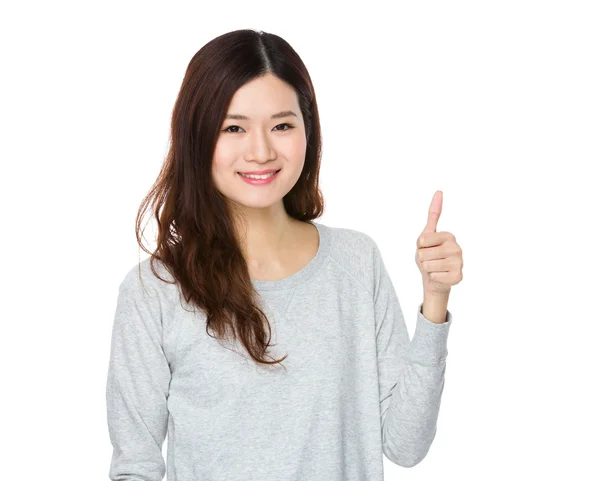 Asiatische junge Frau im grauen Pullover — Stockfoto