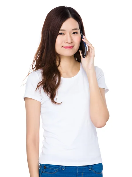 Asiatisk ung kvinde i hvid t-shirt - Stock-foto