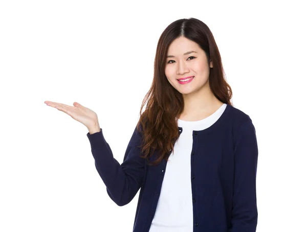 Азиатская девушка в синем кардигане — стоковое фото