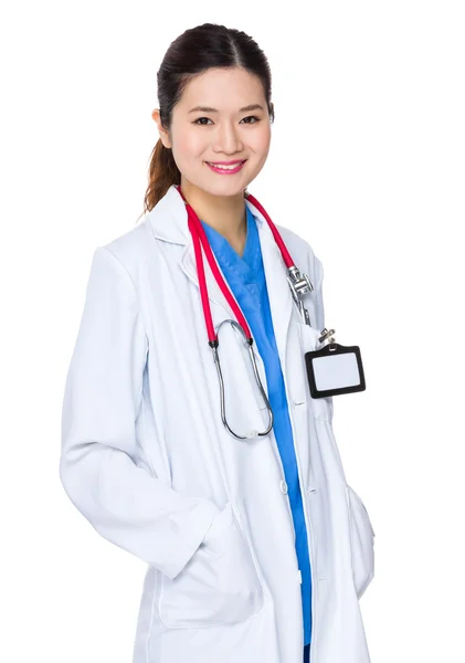 Asiatique femme médecin en blanc manteau — Photo