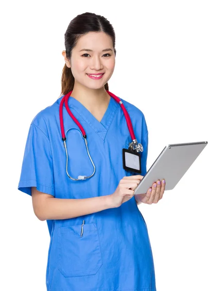 Asiática médico femenino en azul uniforme — Foto de Stock