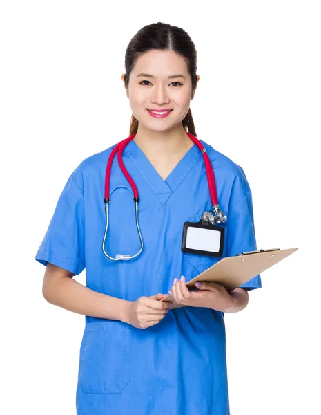 Asiática médico feminino em uniforme azul — Fotografia de Stock