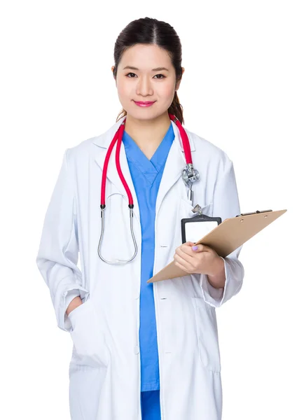 Asiatische Ärztin im weißen Mantel — Stockfoto