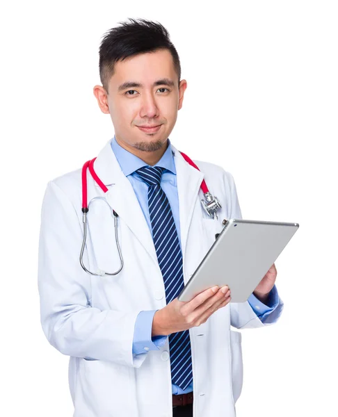 Mannelijke Aziatische arts in witte jas — Stockfoto