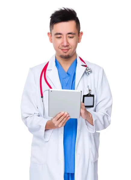 Homme asiatique médecin en blanc manteau — Photo