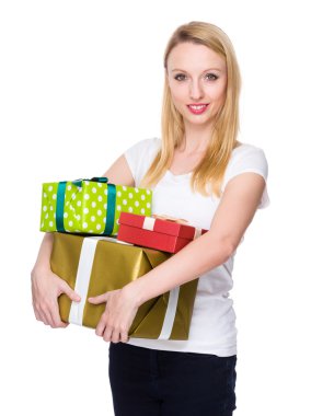 Beyaz t-shirt beyaz genç kadın