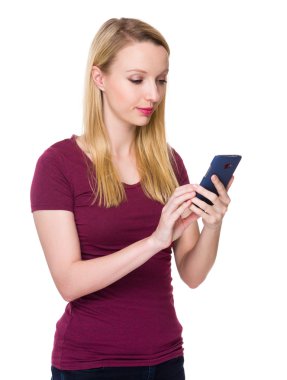 kırmızı t-shirt beyaz genç kadın