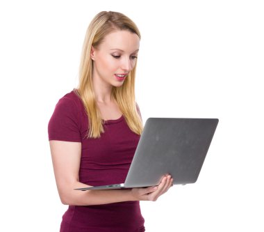 kırmızı t-shirt beyaz genç kadın