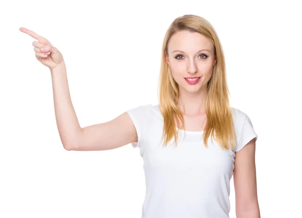 Kaukasische jonge vrouw in wit t-shirt — Stockfoto