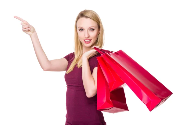 Caucasienne jeune femme en t-shirt rouge — Photo