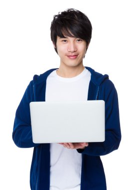 Mavi kazaklı Asya genç adam