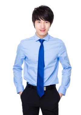 Mavi gömlekli genç Asyalı işadamı