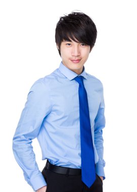 Mavi gömlekli genç Asyalı işadamı