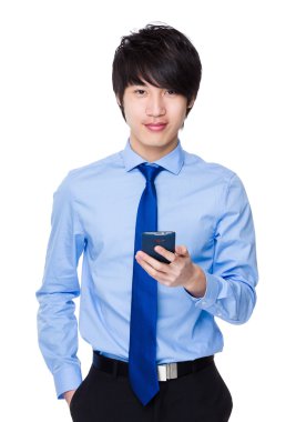 Mavi gömlekli genç Asyalı işadamı