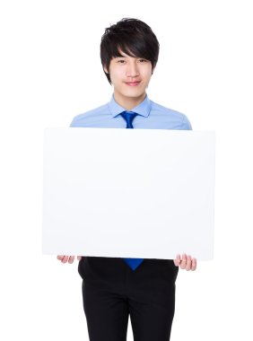 Mavi gömlekli genç Asyalı işadamı