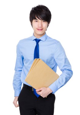 Mavi gömlekli genç Asyalı işadamı