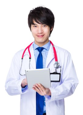 Asyalı erkek doktor beyaz ceket