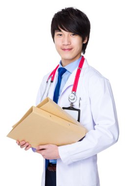 Asyalı erkek doktor beyaz ceket