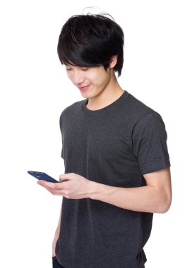 Asya genç adam gri t-shirt