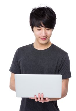 Asya genç adam gri t-shirt