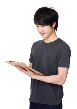 Asya genç adam gri t-shirt