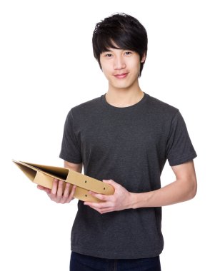 Asya genç adam gri t-shirt