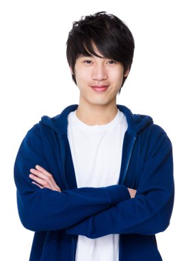 Mavi kazaklı Asya genç adam