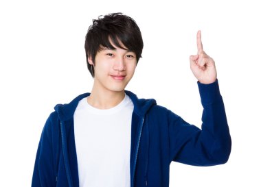 Mavi kazaklı Asya genç adam