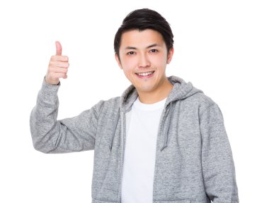 Gri kapşonlu genç Asyalı adam