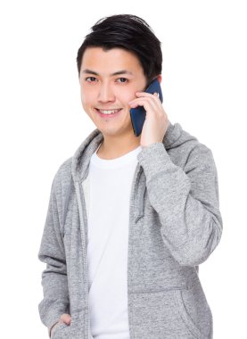 Gri kapşonlu genç Asyalı adam