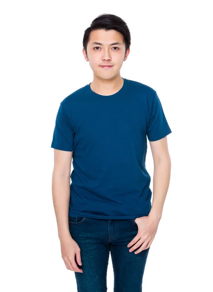 Aziatische jonge man in blauw t-shirt — Stockfoto