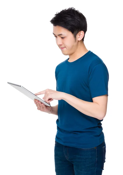 Asiatischer junger Mann im blauen T-Shirt — Stockfoto