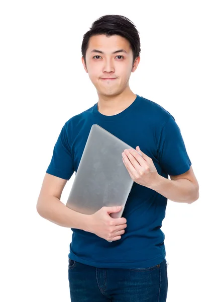 Азиатский юноша в голубой футболке — стоковое фото