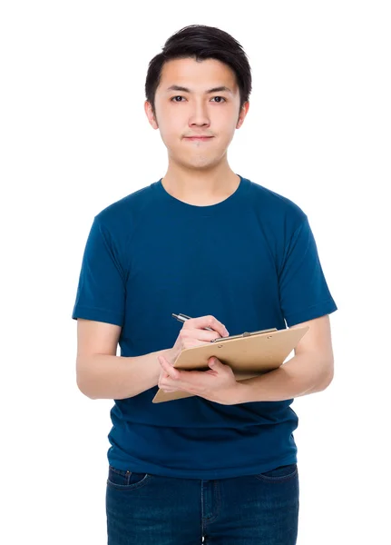 Asiatischer junger Mann im blauen T-Shirt — Stockfoto