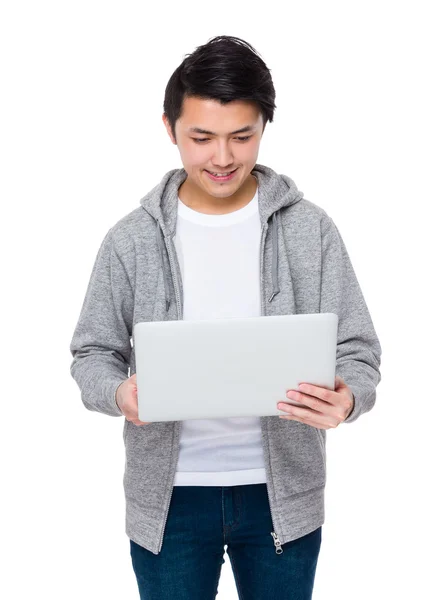 Joven asiático hombre en gris sudadera con capucha — Foto de Stock