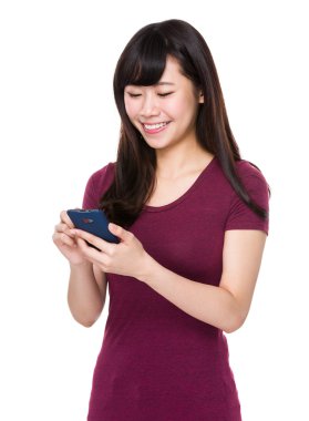 kırmızı t-shirt Asyalı genç kadın