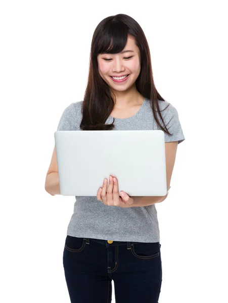 Asiatische junge Frau im grauen T-Shirt — Stockfoto