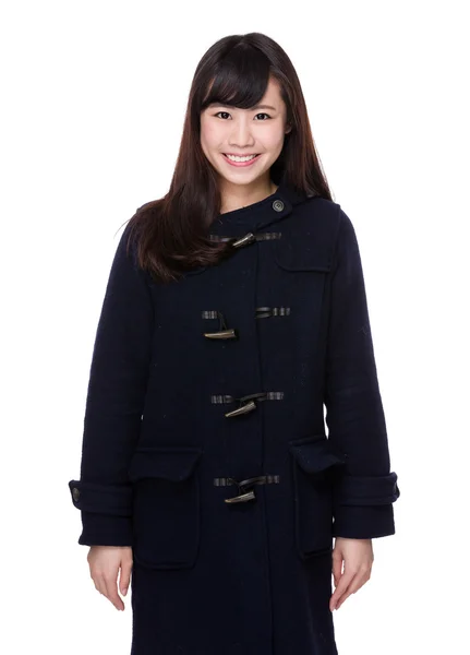 Giovane donna asiatica in cappotto nero — Foto Stock