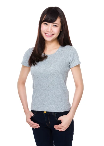 Asiatico giovane donna in grigio t-shirt — Foto Stock