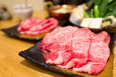 Japon güveç için taze et dilimlenmiş