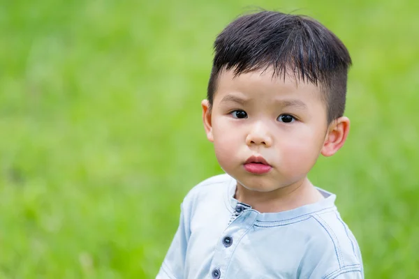 Schattige Aziatische kleine jongen — Stockfoto