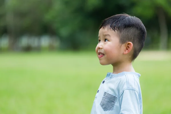 Söt asiatisk liten pojke — Stockfoto