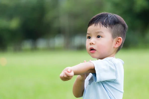 Schattige Aziatische kleine jongen — Stockfoto